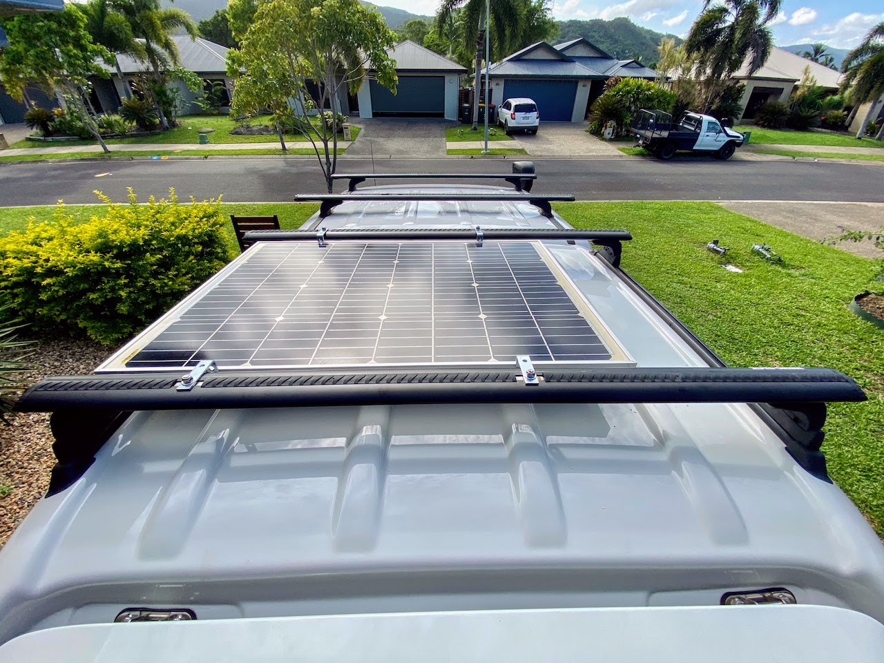 ライノラックのバーをキャノピーの上にも付けてルーフを有効活用！